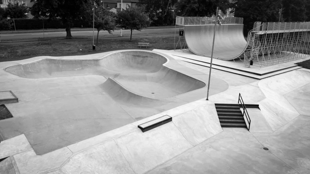 Bowl, vert och stairs vid Olliewood skatepark i Jönköping 2026