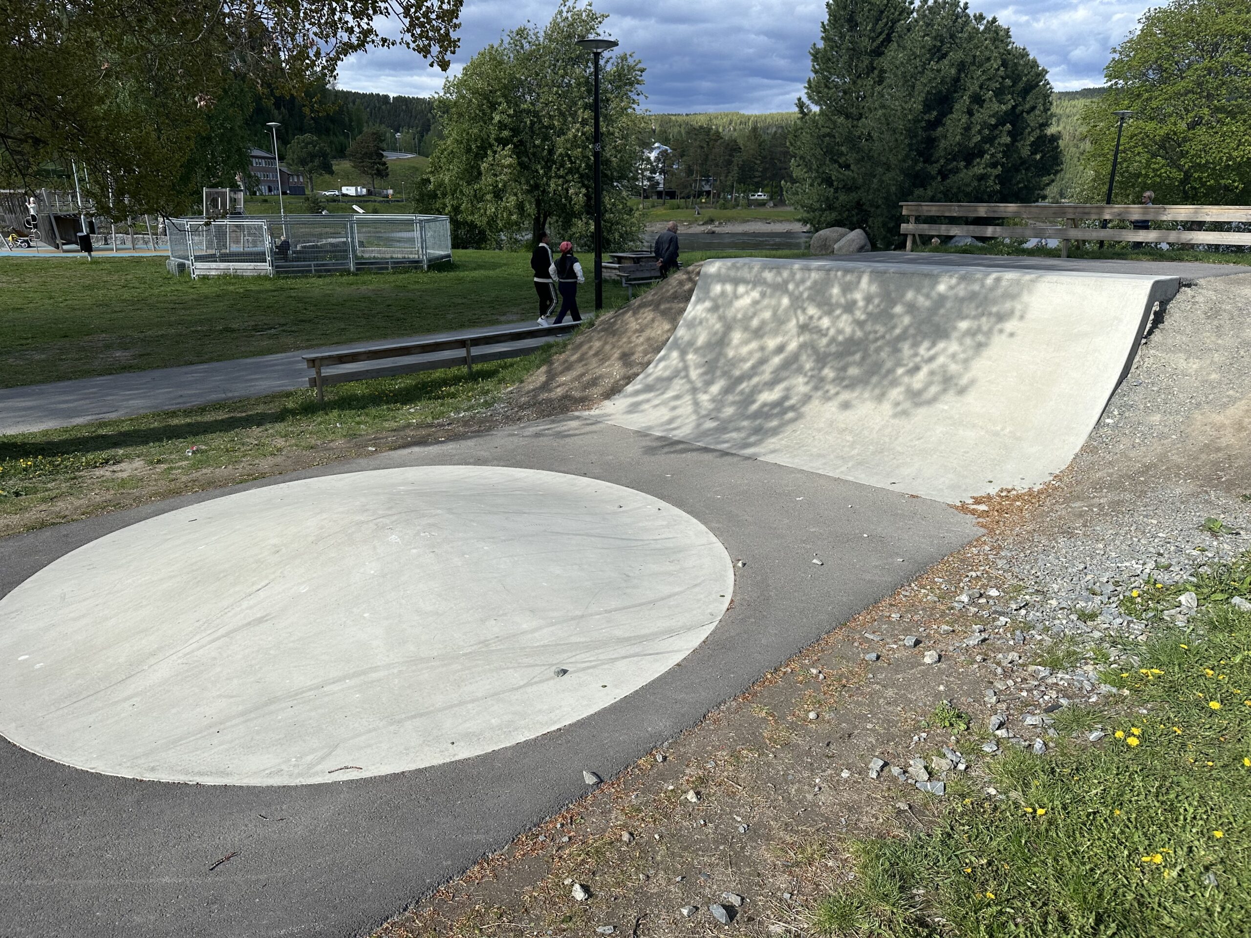 Skateparken i centrala Sollefteå. Foto: Emanuel Hallklint, maj 2025.
